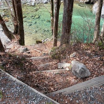 ここに階段があって降りられます