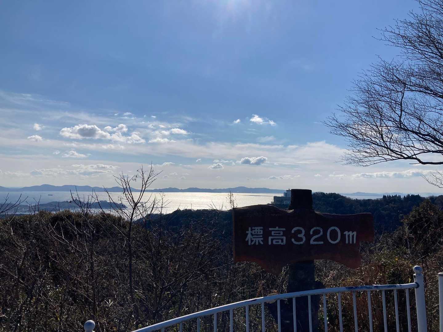 山頂の標識探したけれど、分からん😕
行ったり来たり、分からず下山😆