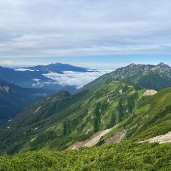 笠ヶ岳へ続く稜線
奥に御嶽山、遠く白山まで