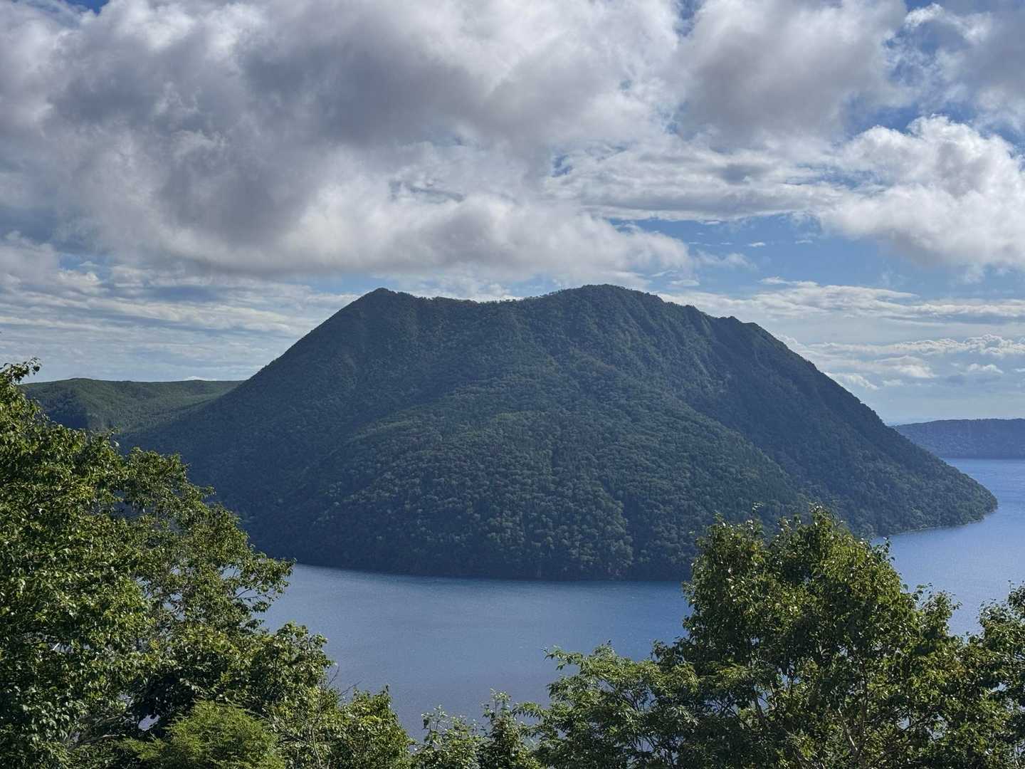 戻って来たら摩周岳がハッキリ、摩周湖ブルー見えるかな？