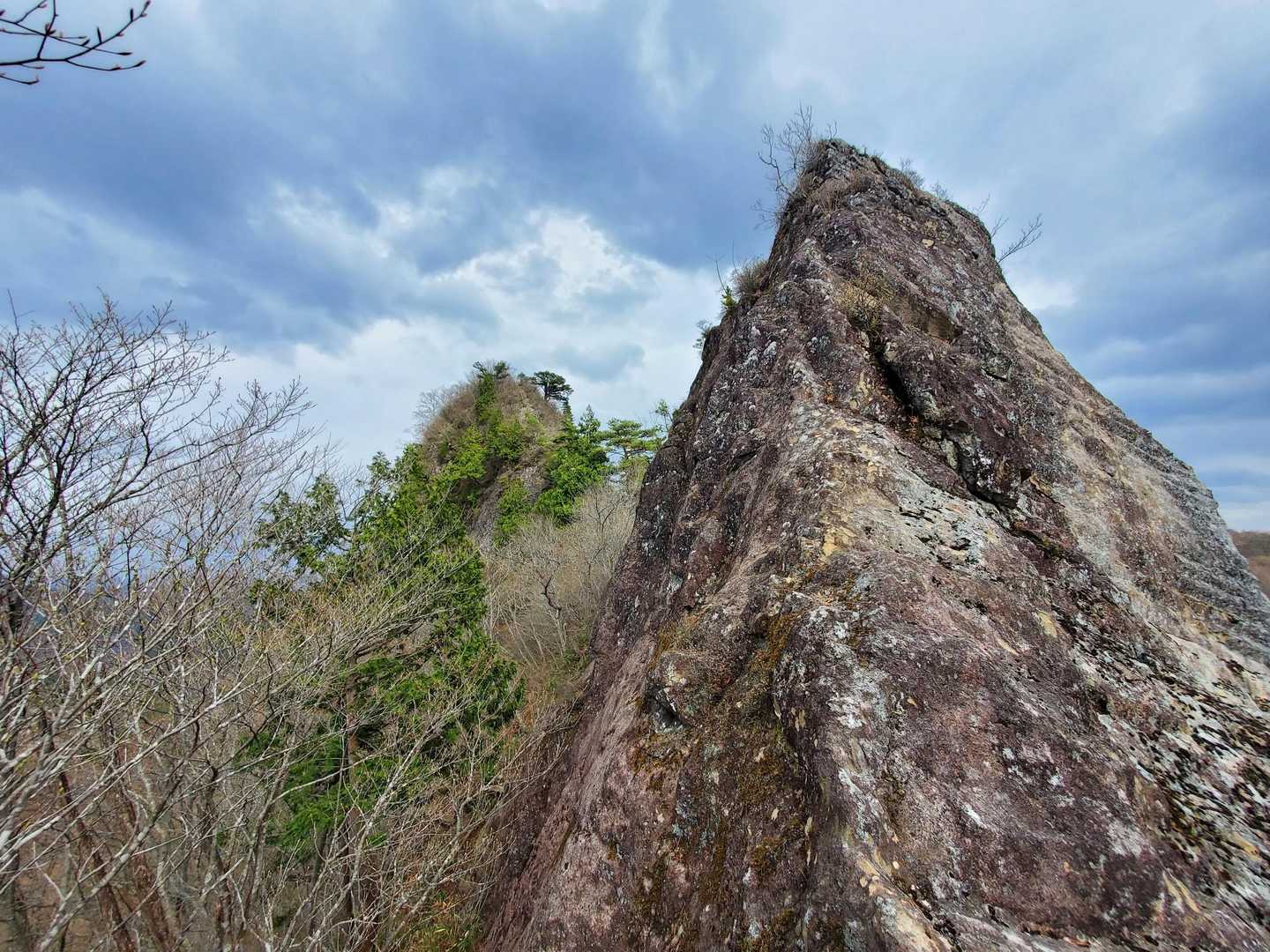 あらためて、まあ高い岩場だなとホトホト感心しますね