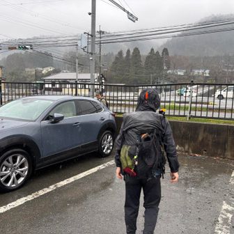 雨降る中の🏃‍♂️で道の駅に無事到着
ryuji監督さんのザックには相方が見つからなかった寂しそうな左足シューズ👟が
寒い
