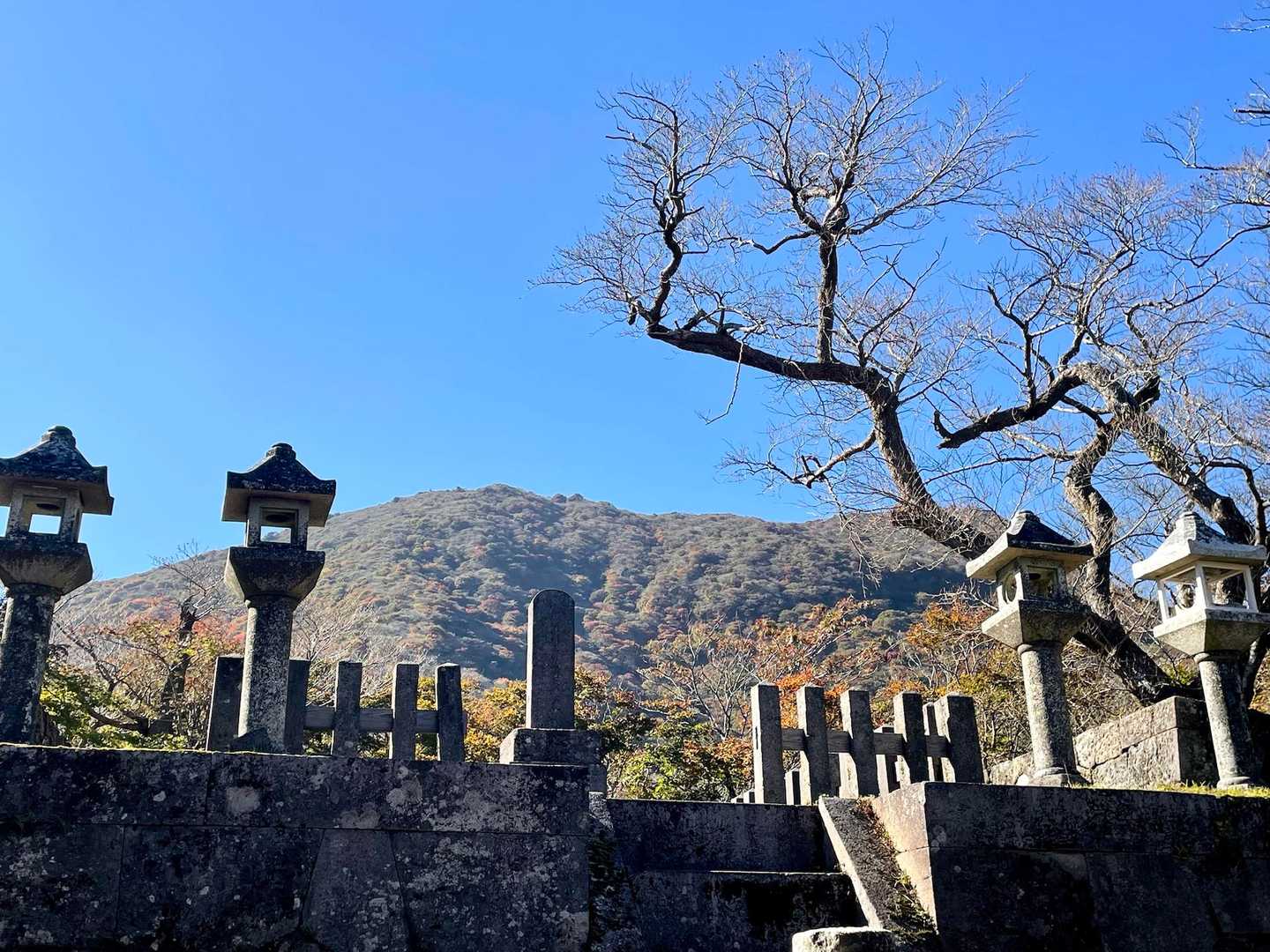 大きなお墓です
背後には大船山が🍃