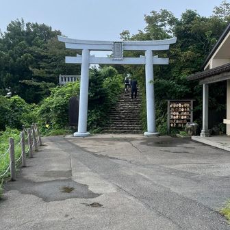 御神廟の鳥居に到着
あの階段を登れば山頂
この手前にトイレがあったけど張り紙がしてあって使えなさそう
展望食堂は行けばトイレ有ります