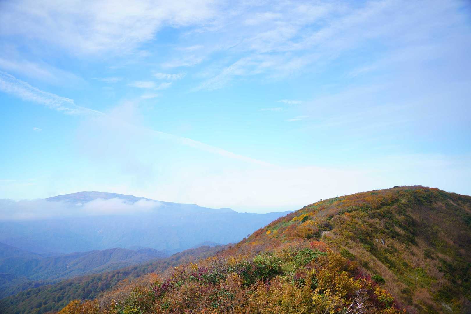 この日は南側にガスが多く、はっきり見えた百名山は月山と鳥海山だけでした。澄み渡った日はどんな景色なのか気になるので、再訪確定です。