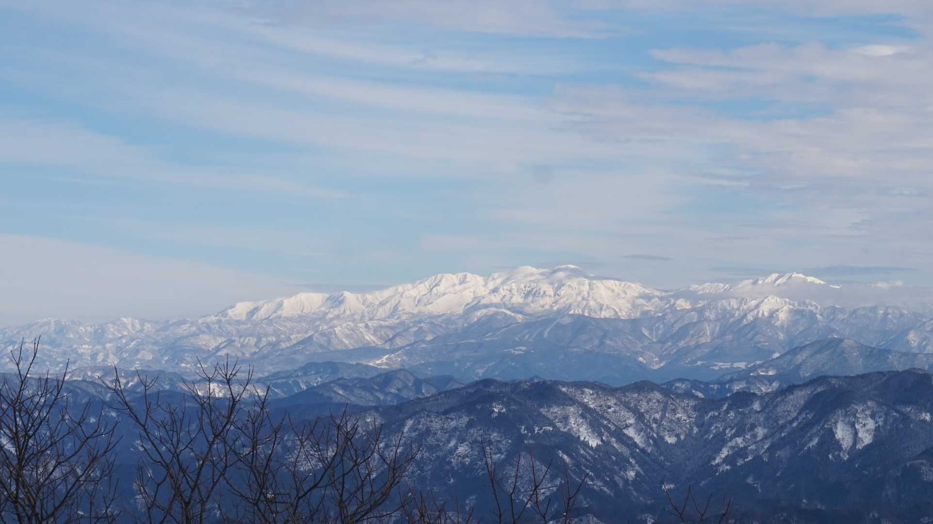 白山が大きく見えます。