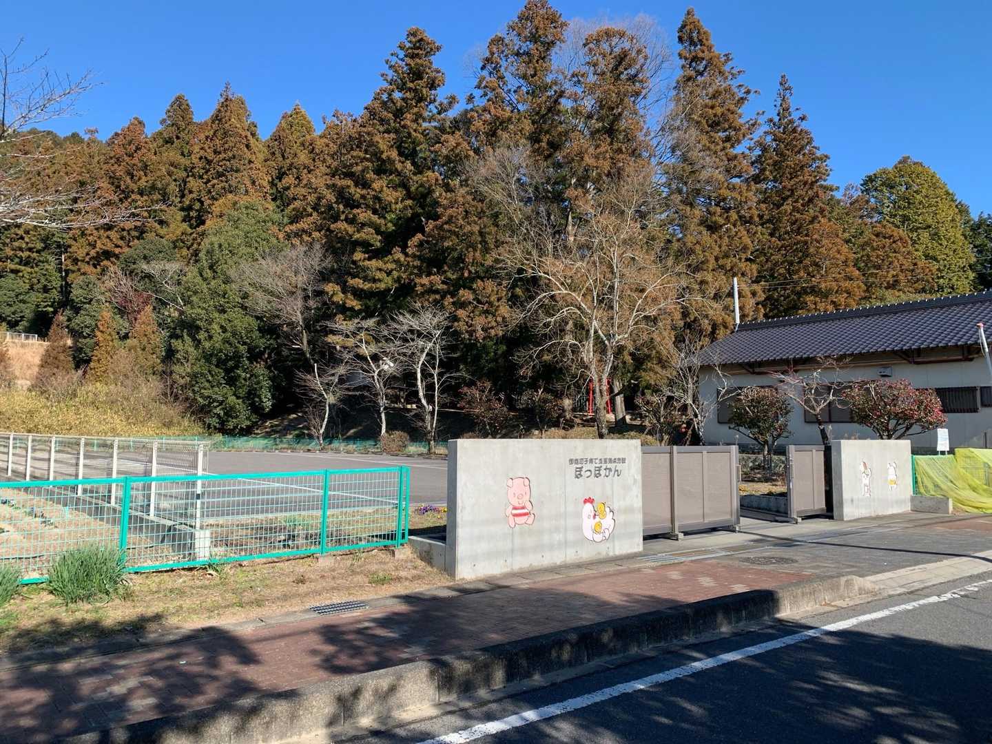 八幡神社隣の「子育て支援センターぽっぽかん」の駐車場。
当初、こちらの駐車場をお借りしようかと思いましたが、一台もクルマが止まっていなくて門も半開き。
門を開けて停める勇気はありませんでした。
