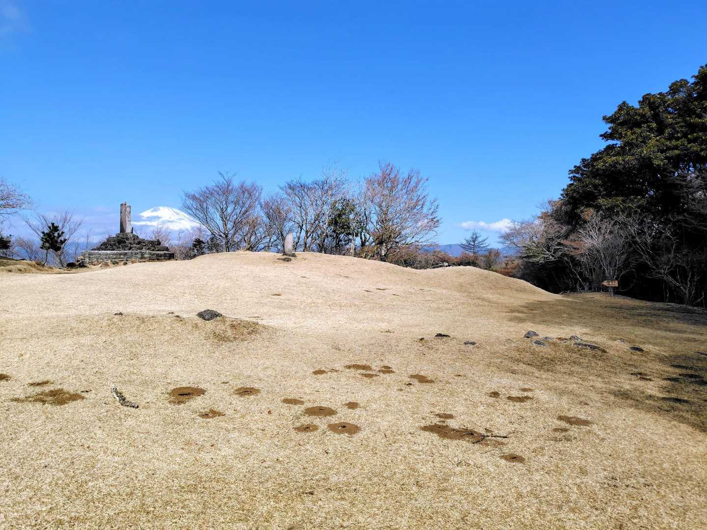 足柄城址に足を伸ばしました
富士山もよく見えてます