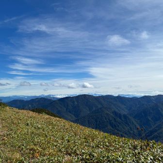 右に白砂山がありますがあとはわかりません（笑）素晴らしい景色を独り占めしながらしばしの休憩、パンをモグモグ🥐ここから切明温泉まで4時間あれば行けるから、移動手段さえあれば日帰り縦走できるのになぁ...残念😂