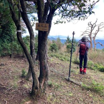鹿久山山頂　671m
少し展望有り。