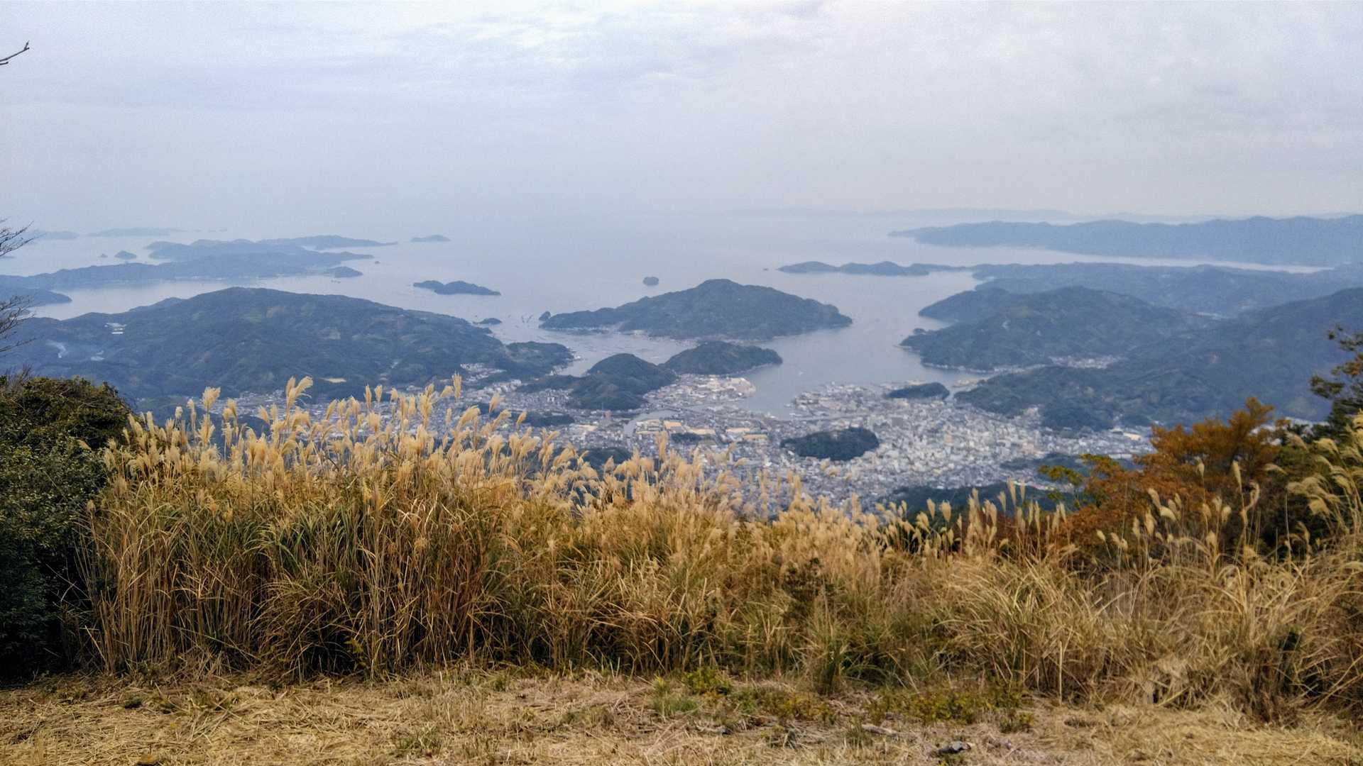 尻割山山頂からの宇和海
晴れていれば青くて綺麗なのに