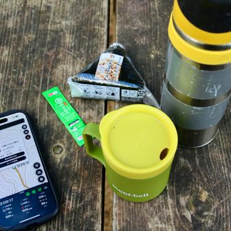 ここで軽食にしましょう！

お茶とおにぎり🍙。後にこの軽食がとても良かったことに気づいた。