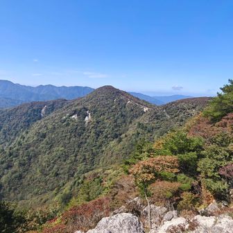 中尾根の景色を見ながら下山。
とはいえ急斜面がきついので、釈迦ヶ岳はやっぱり猫岳～羽鳥峰の周回がおすすめです。
途中でルートミスしてめっちゃ疲れました笑