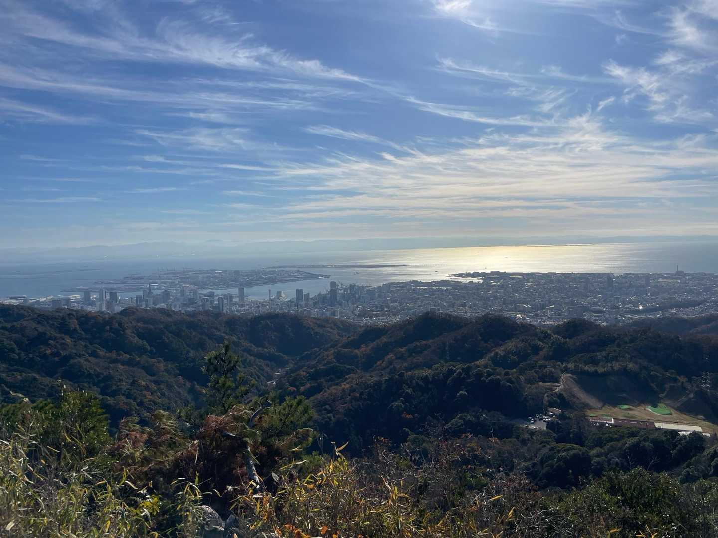 登山道途中の眺望ポイントから南東側の眺望！
肉眼では金剛山も見えました😊