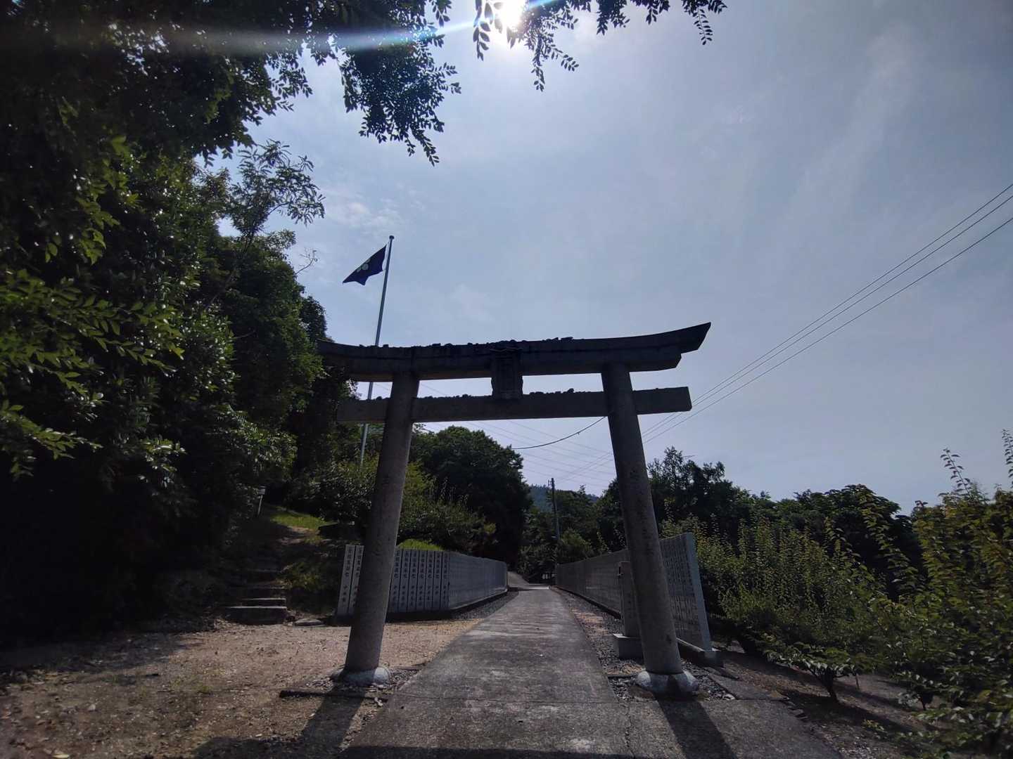 左が登山口だけど
まずは参拝に向かう