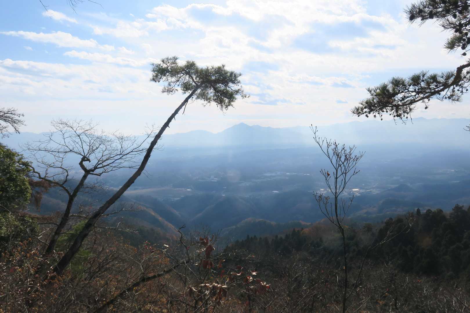 大前山から武甲山が霞んでみえる