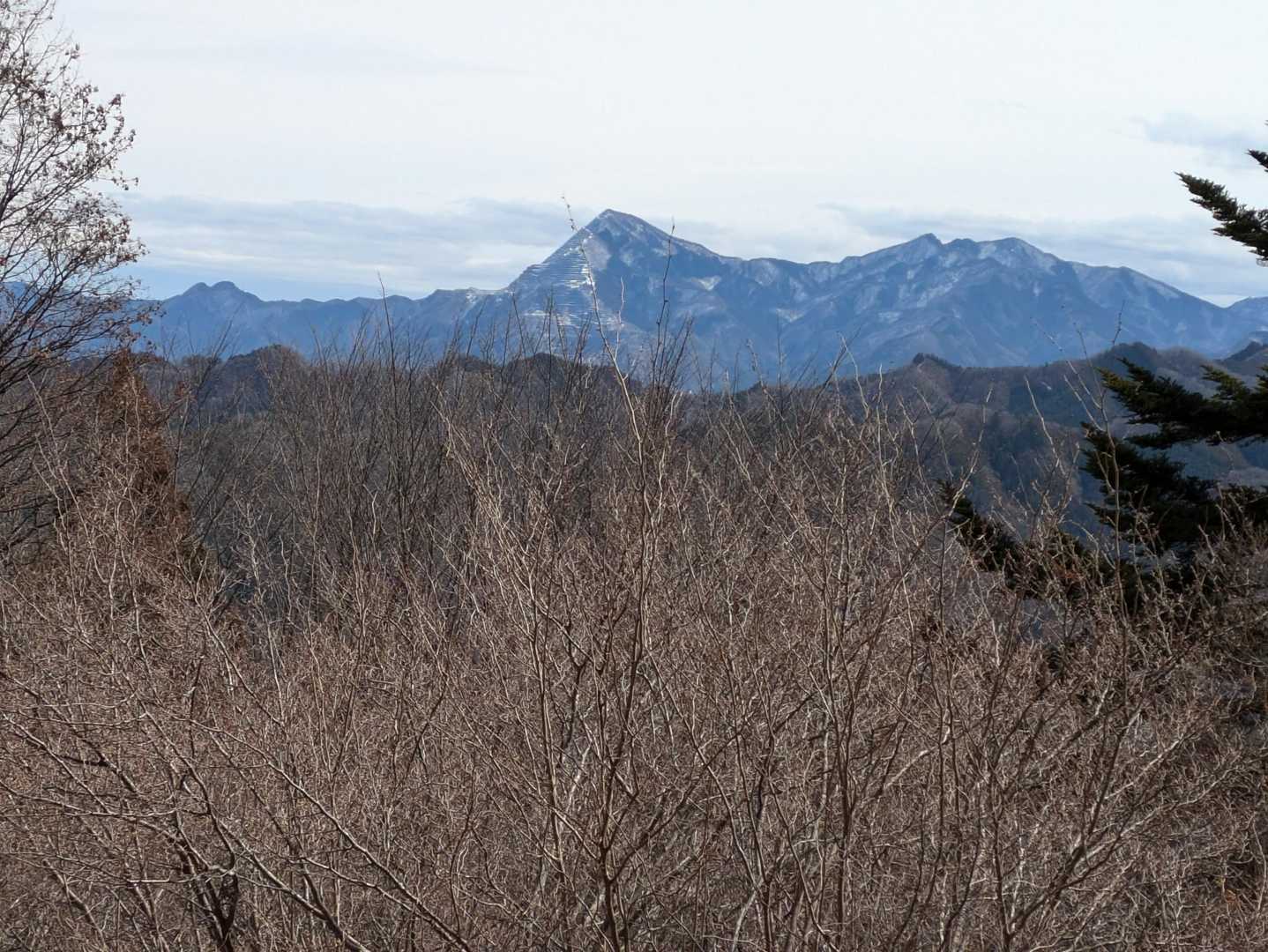 戻る下山道からの武甲山と右側は小持山、大持山と左側は横瀬二子山