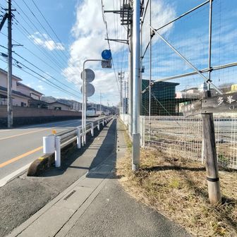 県道70号に出ます