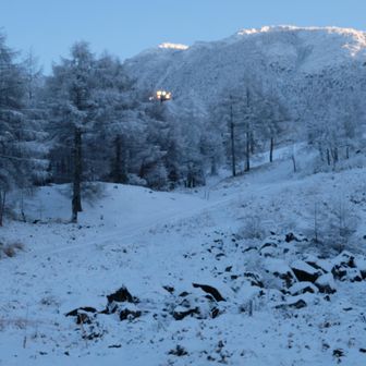 登山靴も履かないうちから霧氷。
もうここらで下山するか😂