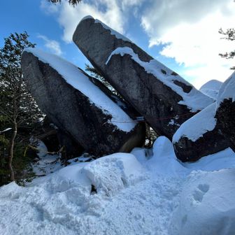 傾いたおばれ岩🪨、手前の迂回ルートを通る。
