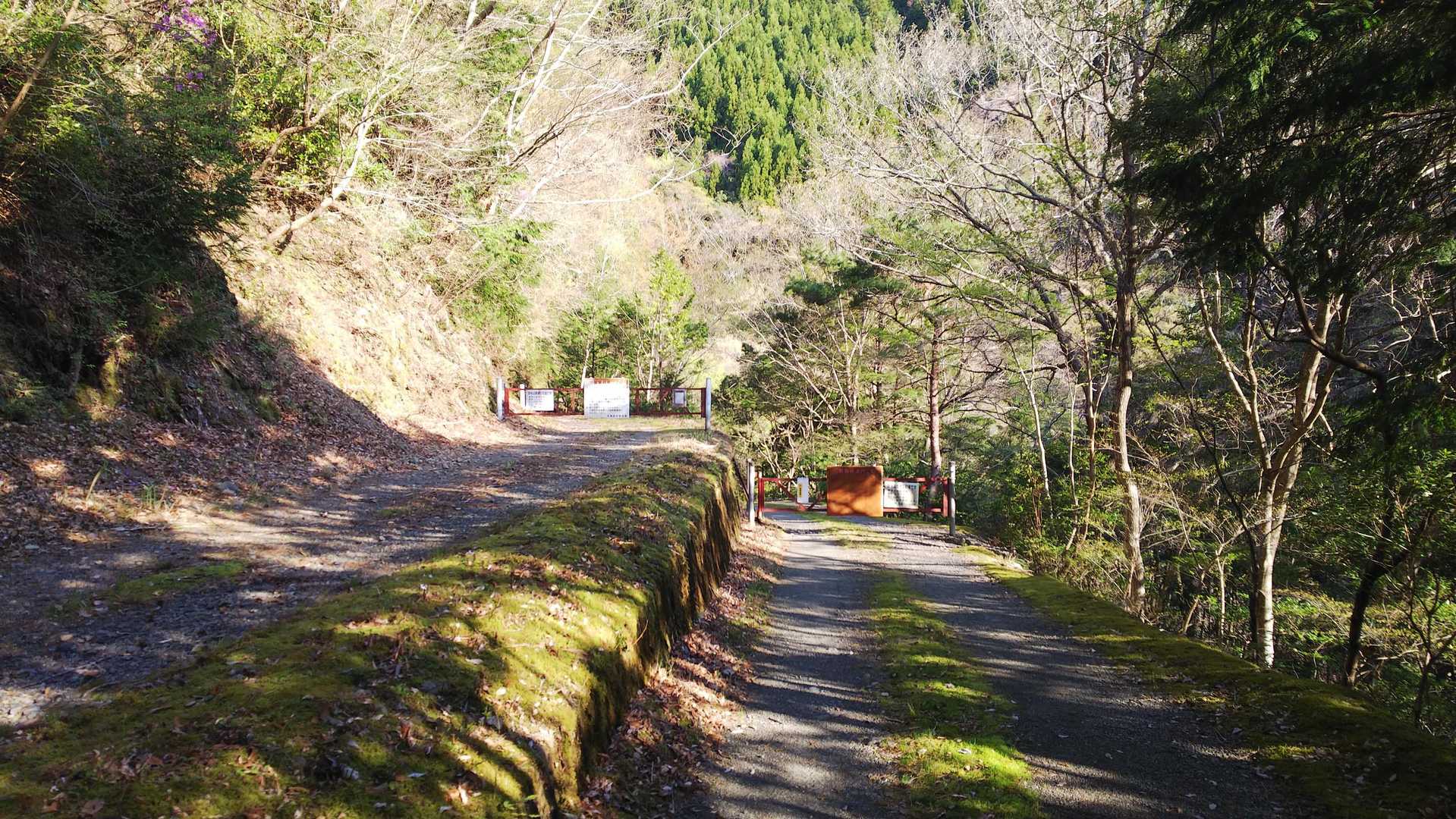 石切ゲート前に車止めてスタート。ここまで来るには、未舗装で車高の低い車はお腹擦りますよ！