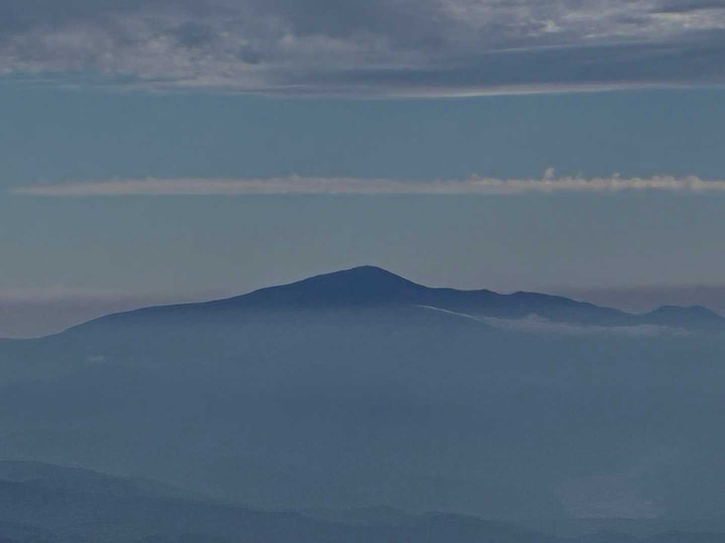 『霊峰・月山⛰️』拡大撮影・カバー画像採用