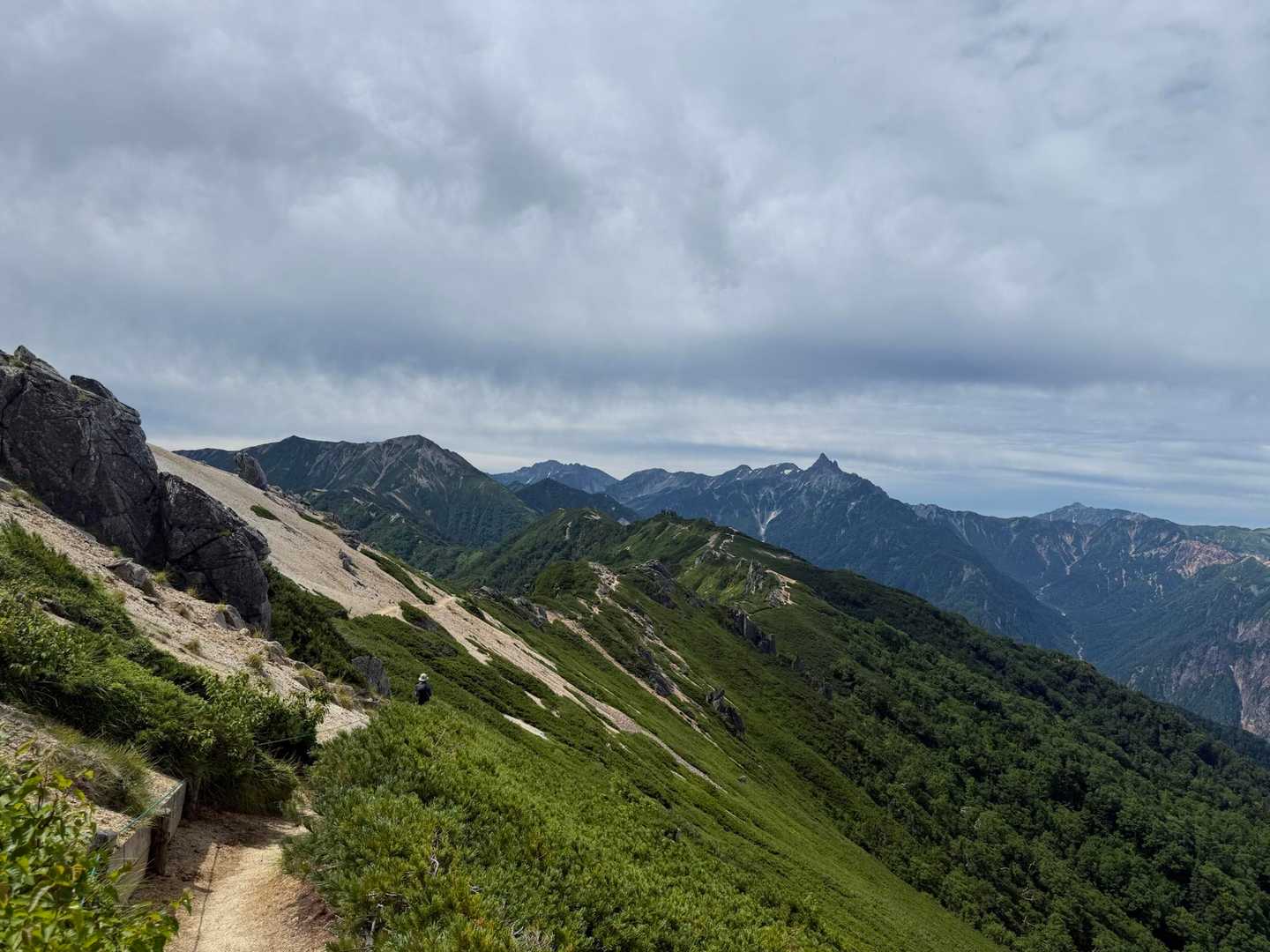 さあ大天井方面へ。曇天で暑くなくありがたい