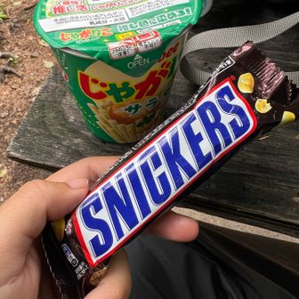 小屋で買ったじゃがりことSNICKERS。おかげでシャリバテ知らず。お菓子最高。