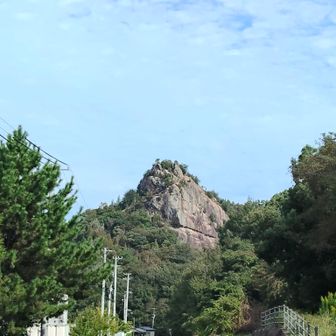車道からの医王山。
このピラミダル、目立ちすぎる。