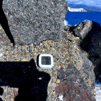 頂上山荘で表示は-5でもテムレスが凍る🥶ニット帽がぶっ飛びそう💦風がハンパない。