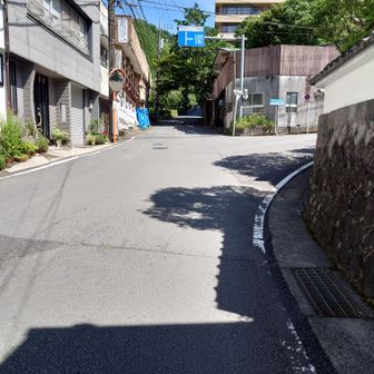ここを右に入ります。