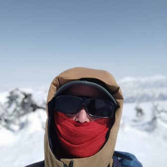 山頂にどなたもおらず、自撮り。アップですみません、なぜか背景ぼかしモードになっていました。