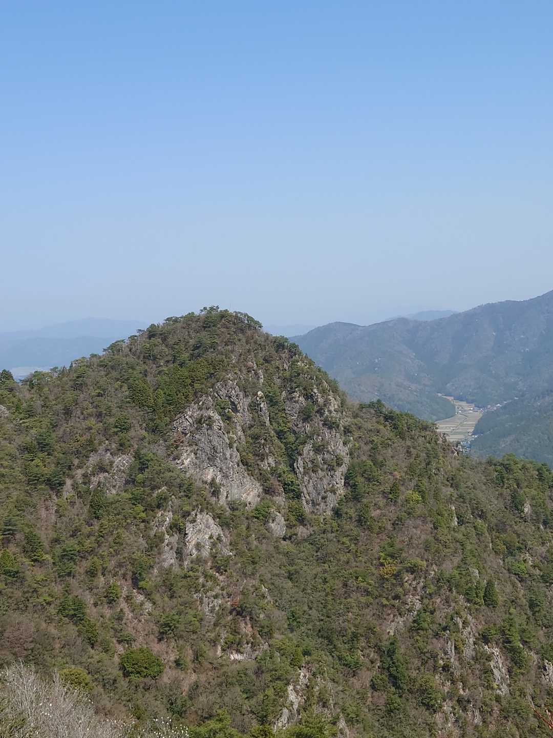三尾山,主峰から、鋸山ヘ向かう途中に見える、三尾山,東峰の南壁。