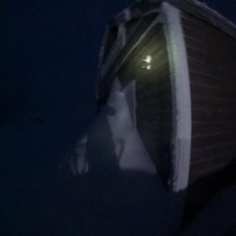 避難小屋の扉
吹き溜まりがあり除雪開始🫡