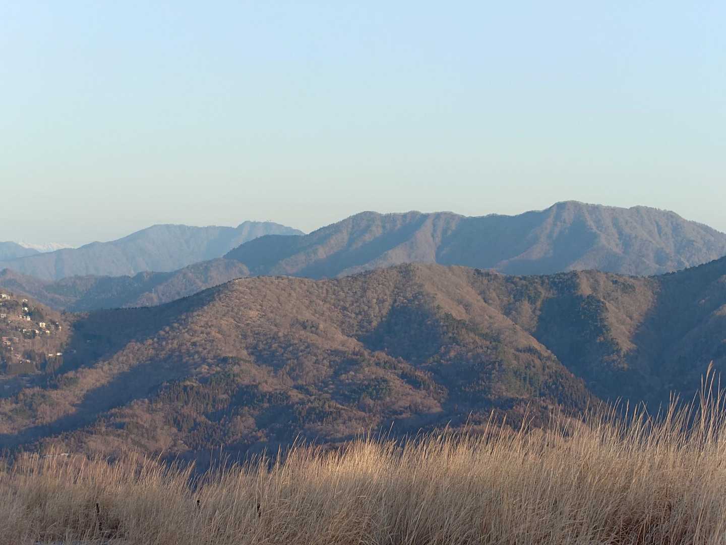 左奥に三ツ峠山、その前に杓子山、手前は石割山の稜線。