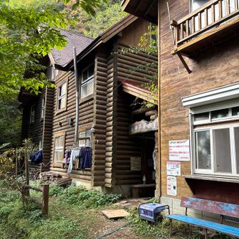 清滝小屋。休憩スペースとトイレがある。