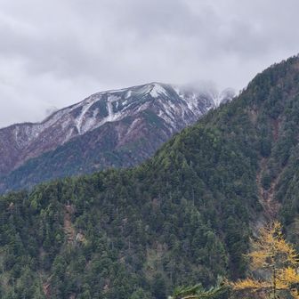 大天井岳かなぁ、美しい！
後ろに常念岳っぽい山もチラチラするね！
きっと今頃、女王様も見えてるんだろうなぁ。