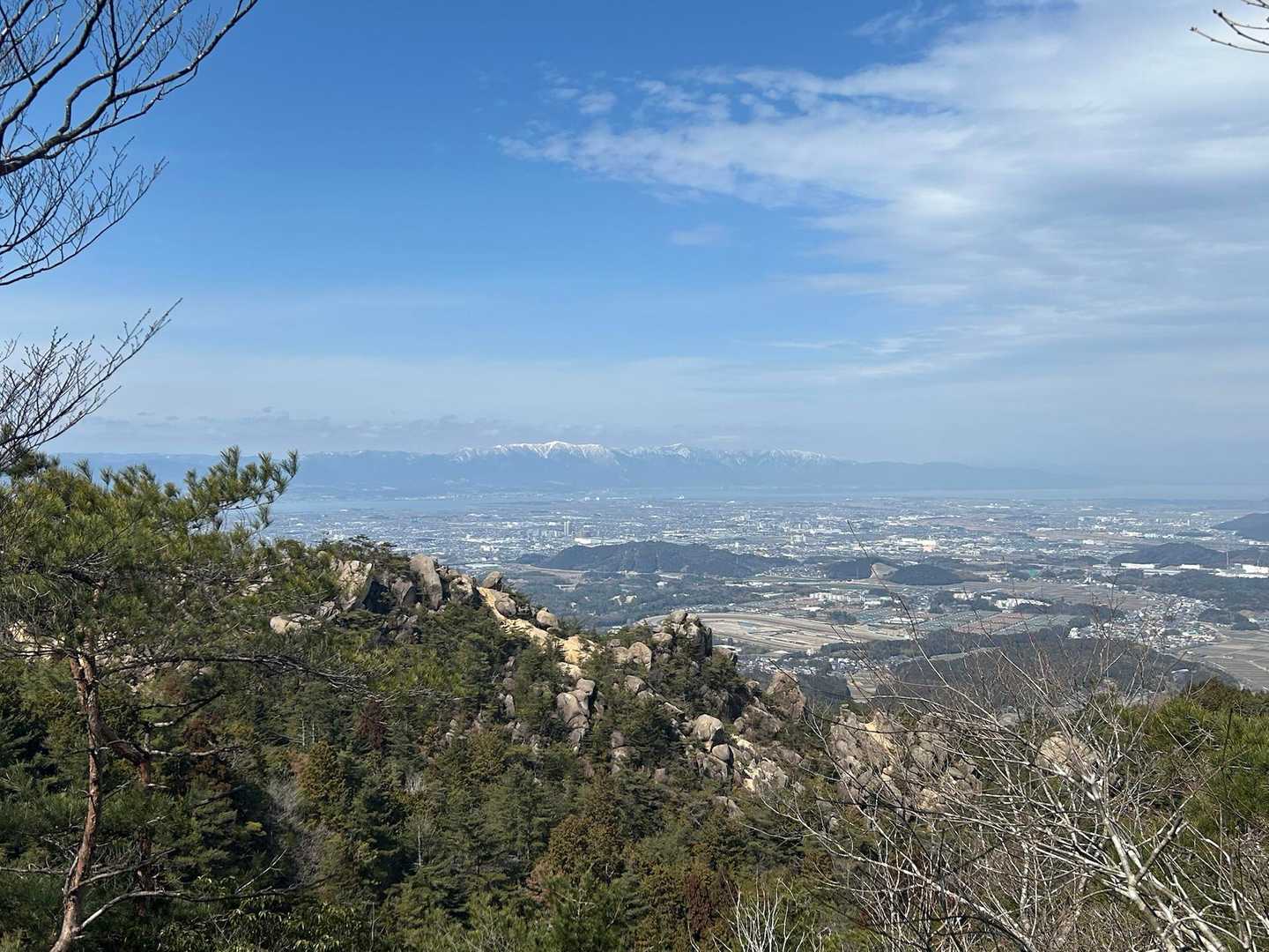 竜王山から奇岩群と琵琶湖と蓬莱山の素晴らしい眺望が見れます。