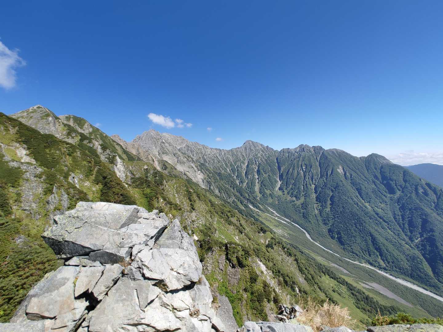 独標に登ると・・・もったいぶって穂高の山々が「ドーーーーン」と姿を見せてくれます。
「やっぱり」すごいすごい
独標からこうして穂高方面が見えたの、私、初めてです。カンドー