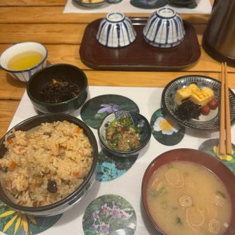 かやくご飯をどんぶり大盛りにして肝臓と筋肉のグリコーゲンを限界まで高め蛭ヶ岳に立ち向かう