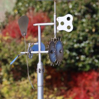 記念碑台でアート
プロペラ回るのかな、
それほどの風はなく