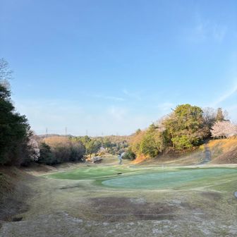 先週に続き今週もゴルフ場の横を通る🤭

『ナイスショット』と叫んでやりました😲
OBでこっちに飛んでこないか心配⛳️