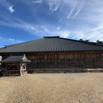 飛鳥時代後期に役行者が開祖したと言われています。
本堂は1961年に再建。本尊は金剛蔵王権現像。
吉野山にある金峯山寺の蔵王堂を山下の蔵王堂と呼ぶのに対して大峯山本堂は山上の蔵王堂と呼ばれています。５月３日の戸開式から９月２３日の戸閉式まで本堂の中に入れます。