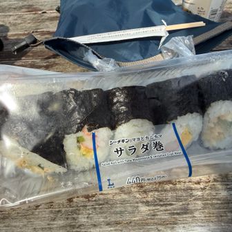 買ってあったローソンのサラダ巻。
お腹いっぱいです…。