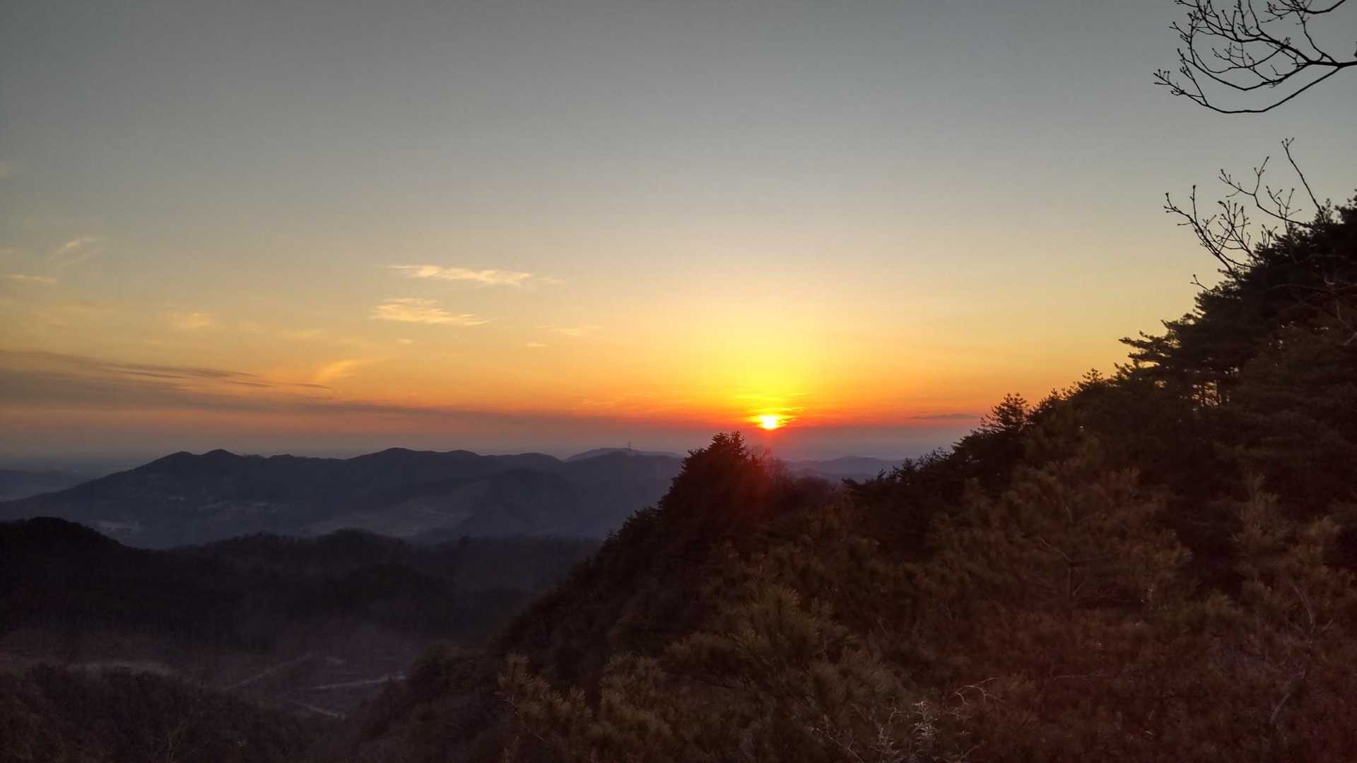 雨巻山周回 | 豊かな森から360度の大パノラマへ。ゆったり広い山頂は特等席の写真