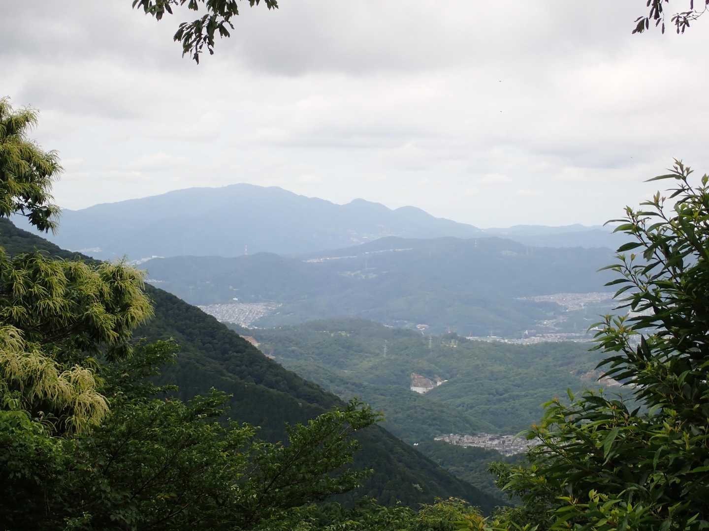 西方向の眺望が一部望める。
あの山は？