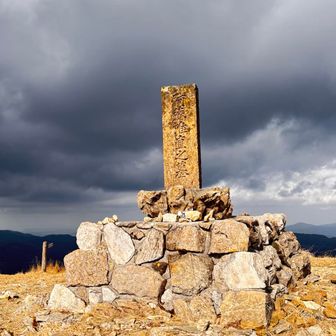 阿蘇惟直さんのお墓、同郷人⁉️
調べたら、足利尊氏との多々良浜の戦いで敗れ熊本に逃げる途中この近くで亡くなったそうです。🥲