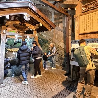 🚩薬井戸

下山後
御神水をいただきました🙏

「くすり水」が万病に効く神水として
信仰されており
健康祈願の参拝者が多く訪れる