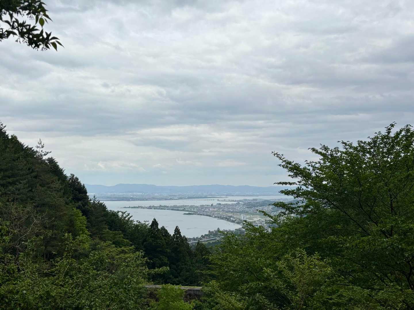 ひたすら長い下山道😫😫
飽きちゃうので景色が見えるところは貴重…