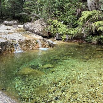 乳岩峡入り口近くの撮スポ♪
水が綺麗✨